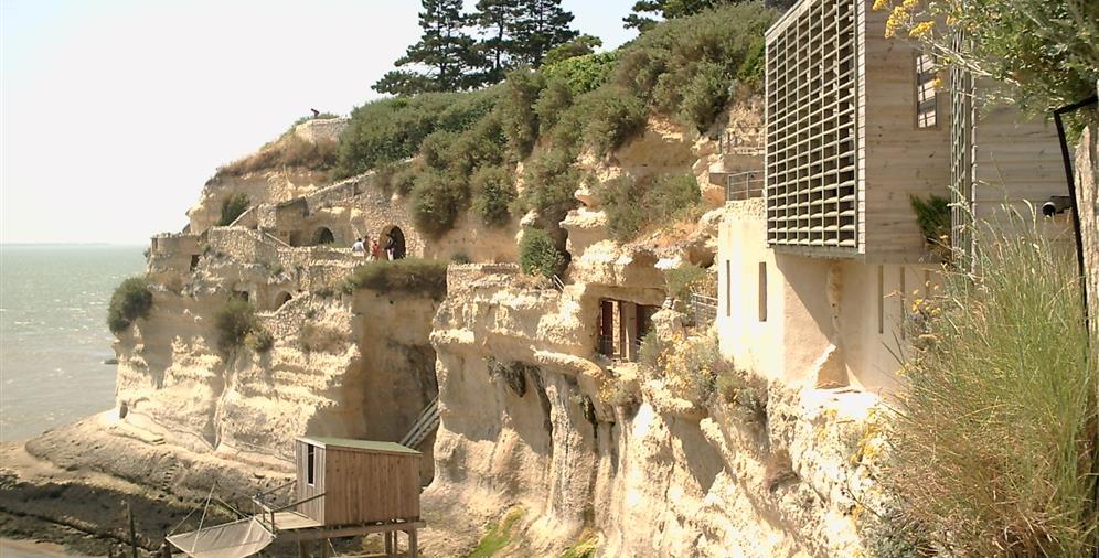 Les grottes troglodytes de Meschers près du Camping Les Ombrages, camping 2 étoiles à 250m de la plage, location de mobil homes, camping résidentiel à Meschers sur Gironde près de Royan en Charente Maritime