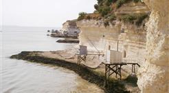 Les grottes troglodytes de Meschers près du Camping Les Ombrages, camping 2 étoiles à 250m de la plage, location de mobil homes, camping résidentiel à Meschers sur Gironde près de Royan en Charente Maritime