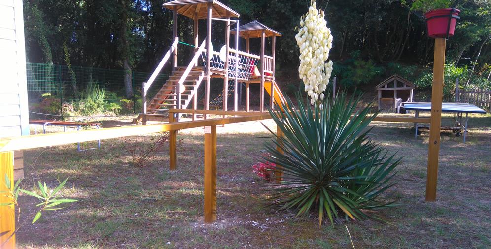 aire de jeux au Camping Les Ombrages, camping 2 étoiles à 250m de la plage, camping résidentiel à Meschers sur Gironde près de Royan en Charente Maritime